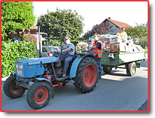 Bulldog mit Anhänger